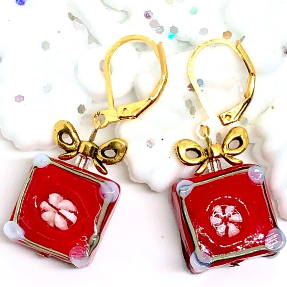 Christmas Gift Box Red White w/Snow Lampwork Glass Gold Bow Lever Back Earrings - Picture 2 of 5